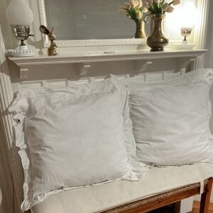 NWOT Pair of Piu Belle eyelet ruffled accent pillows
